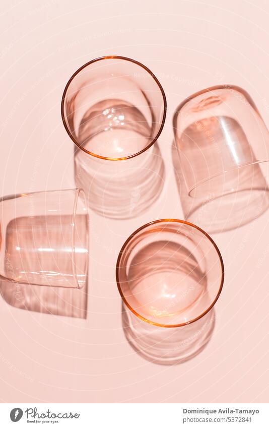 Glaswaren mit rosa Hintergrund Becher trinken Tasse Getränk durchsichtig rosa Brille frisch Erfrischung geschmackvoll lecker liquide Tisch Gesunder Lebensstil