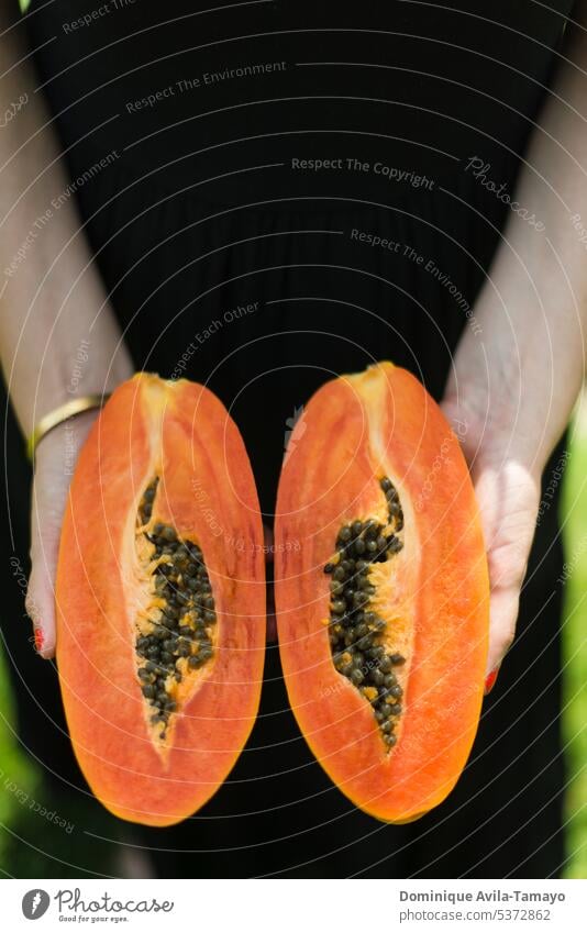 Hände halten geschnittene Papaya-Früchte Papayafrucht Lifestyle Gesunde Ernährung Lebensmittel süß exotisch Frucht Gesundheit Vitamin organisch tropisch lecker