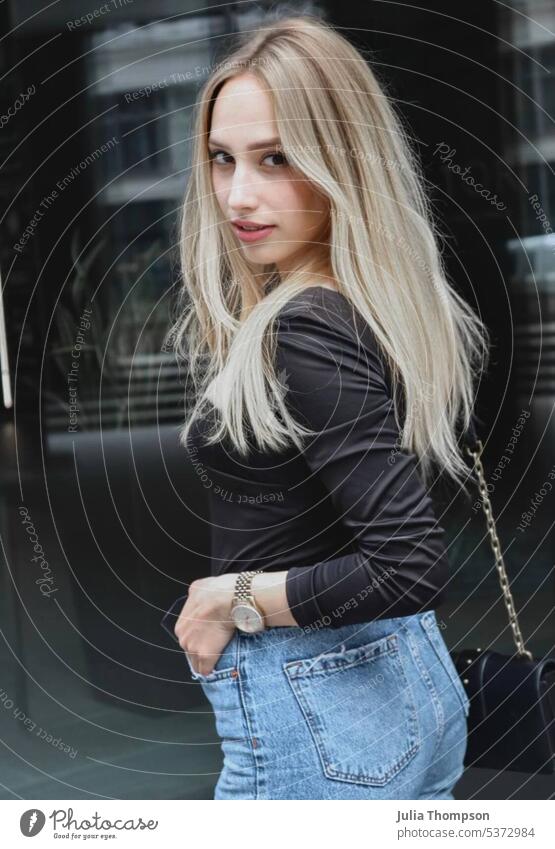 Blondes Haar Mädchen blond Jeanshose Mode-Modell Pose