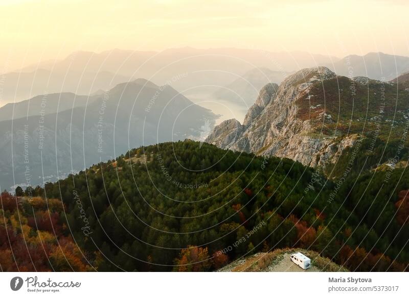 Drone Luftaufnahme von geparkten großen modernen Wohnmobil Wohnmobil auf dem Hintergrund der Berge und Boka Kotorska Bucht, Montenegro. Familienurlaub Reisen RV. Fahrräder an Wohnwagen befestigt. Reisen und Abenteuer.