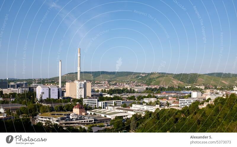Blick auf Stuttgart-Untertürkheim mit dem Rotenberg und Weinbergen im Hintergrund und Industrie im Vordergrund Industriegelände Industriegebiet Landschaft