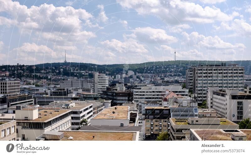 Blick auf die Stadtmitte von Stuttgart mit Fernsehturm im Hintergrund von Stuttgart-Nord aus Stuttgart-Mitte Innenstadt Panorama Gebäude Wolken Aussicht Hügel