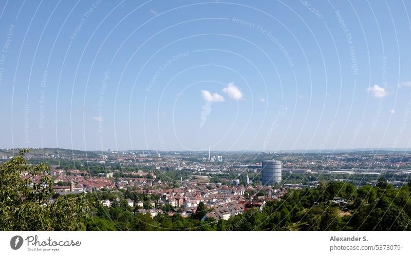 Blick auf Stuttgart-Ost mit Gaskessel Gasometer Panorama Panorama (Aussicht) Panoramablick Stadt Gaisburg Plettenberg Wald Landschaft Landeshauptstadt Himmel