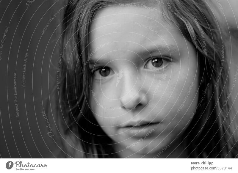 Ernster Blick eines Kindes Blick in die Kamera Kindheit Kindheitserinnerungen Schwarzweißfoto Portrait Porträt Augen ernst kritisch Mädchen Gesicht 3-8 Jahre
