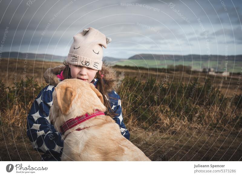 Kind mit Labrador Retriever auf dem Lande Mädchen Landschaft Moore Hund Tier Haustier Tierporträt Außenaufnahme Tierliebe niedlich Glück Porträt junges Mädchen
