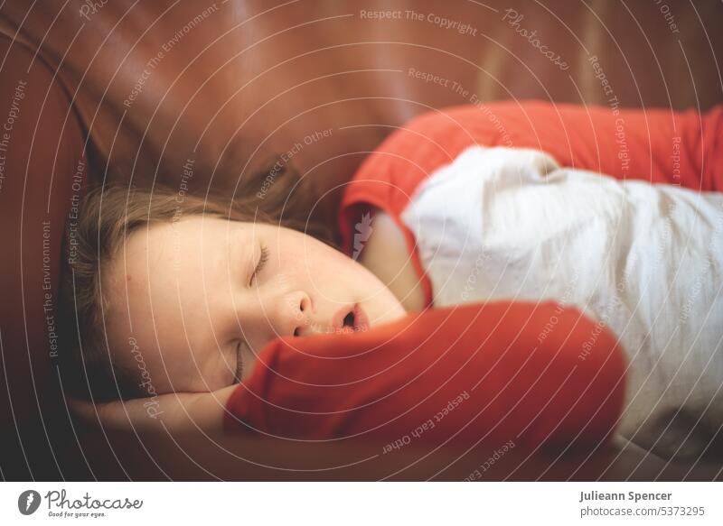 Schlafendes Kleinkind Kind schlafen junges Mädchen rot und weiß Top rot-weißes Oberteil Mädchen schlafend müde träumen unschuldig erschöpft verschlissen