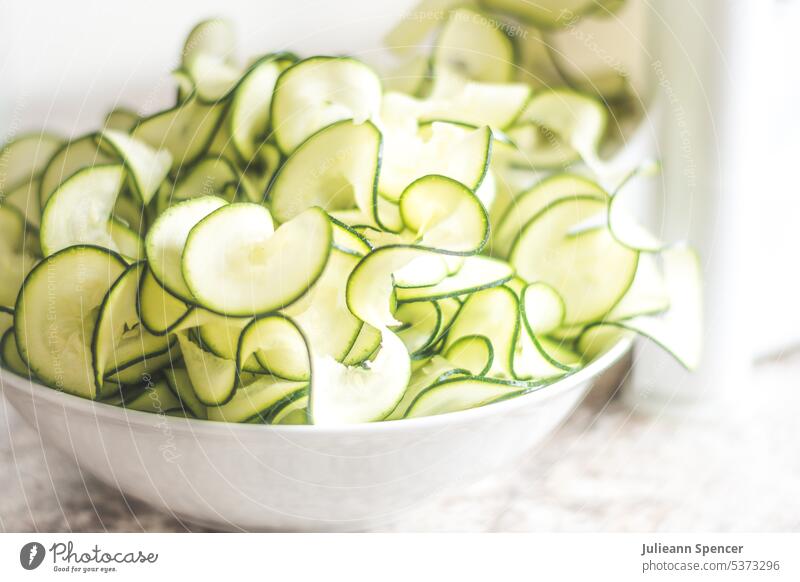 Schüssel mit in Scheiben geschnittenen Zucchini/Courgette-Nudeln Gemüsenudeln weiß Schalen & Schüsseln Lebensmittel einfach Veganer Gesundheit grün Diät Haut an