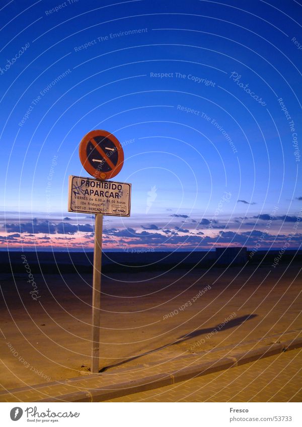 Parken verboten parken Parkschild Verbote Wolken Strand Sonnenuntergang Dämmerung Spanien Küste abschleppen Himmel Sand