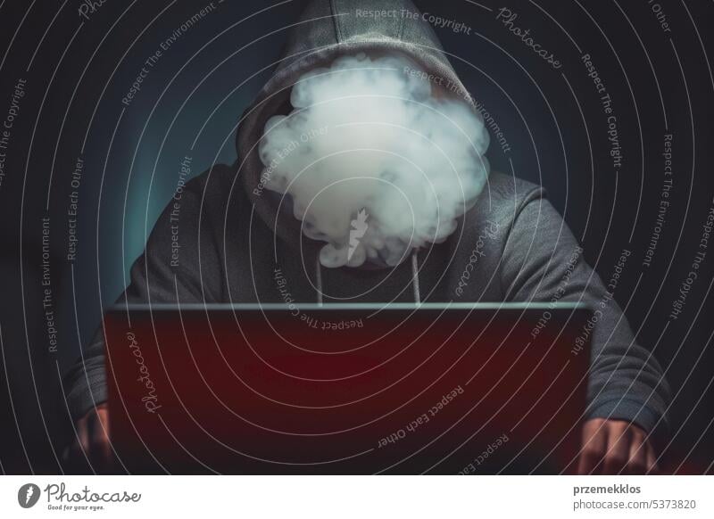 Gesicht mit Rauch bedeckt. Anonymer Mann, der einen Computer benutzt, um die Sicherheit zu brechen. Cyber-Sicherheitsbedrohung. Internet- und Netzwerksicherheit. Stehlen privater Informationen
