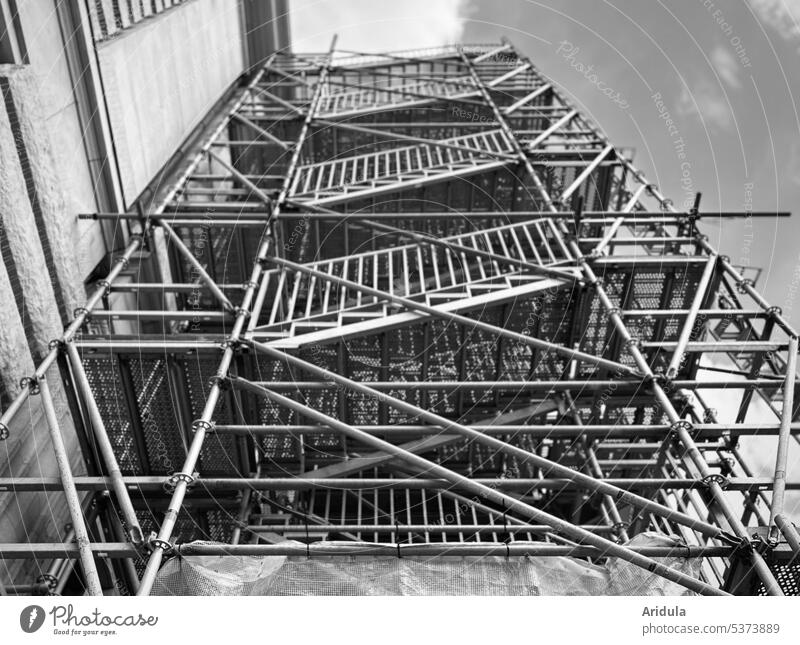 Baugerüsttreppe s/w Baustelle Treppe Gerüst Fassade Sanieren Gebäude Renovieren Haus Modernisierung Wandel & Veränderung Architektur bauen Bauwerk