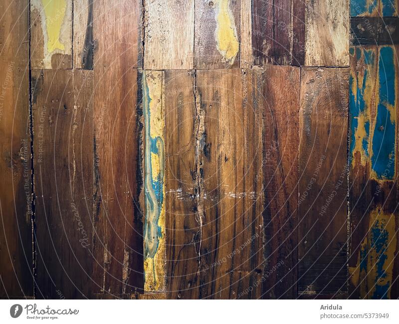 Tischplatte aus Altholz Holzfläche Holzplatte Oberfläche Farbe Farbreste lackiert Hintergrund alt braun Strukturen & Formen Design Möbel Blau gelb