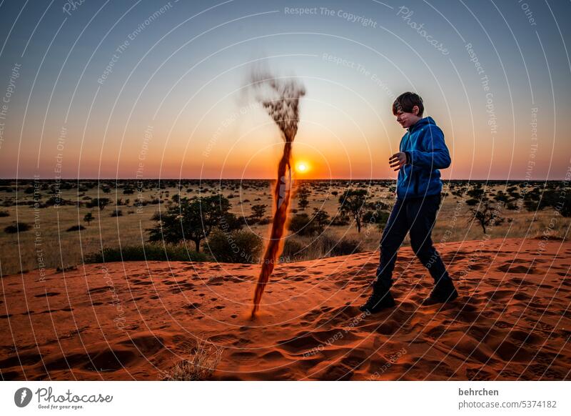 sandsturm Spuren Freude Spielen glücklich fröhlich ausgeglichen Kindheit Junge Kalahari Himmel weite Sonnenlicht wunderschön Dämmerung fantastisch Hoffnung