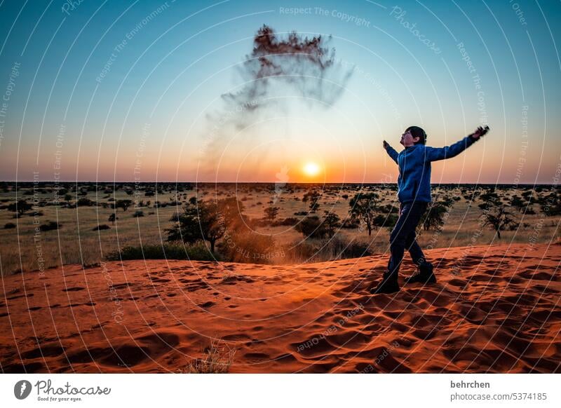 loslassen Spuren Freude Spielen glücklich fröhlich ausgeglichen Kindheit Junge Kalahari Himmel weite Sonnenlicht wunderschön Dämmerung fantastisch Hoffnung