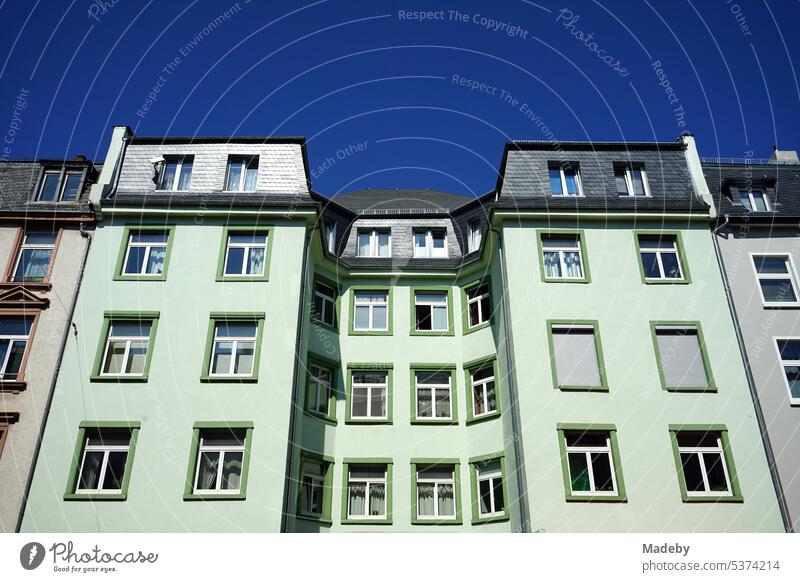 Mintgrüne Fassade eines sanierten Altbau im Sommer bei blauem Himmel und Sonnenschein in der Höhenstraße im Nordend von Frankfurt am Main in Hessen architektur