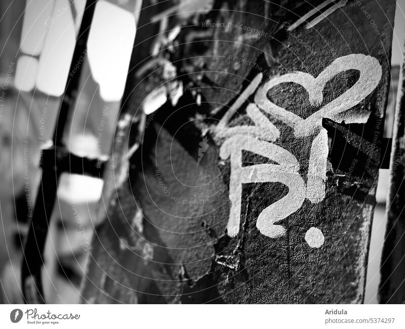 Irgendwas mit Herz … s/w Graffiti Liebe Gefühle Schriftzeichen Romantik Verliebtheit Hafen Kran Metall Rost rostig alt urban Liebesbekundung Liebesgruß