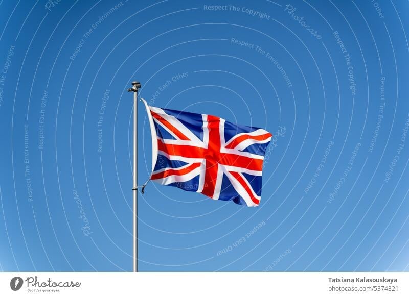 Union Jack Flagge Großbritanniens vor blauem Himmel Britische Flagge England Fahne Englische Flagge Nationalflagge Englische Kultur fliegen Mast national Briten