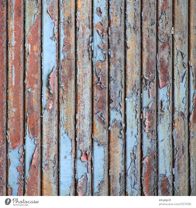 anderer Blickwinkel Renovieren Rollladen Holzrolladen Garagentor alt blau orange Senior Farbe Symmetrie Verfall Vergänglichkeit Farbfoto Außenaufnahme