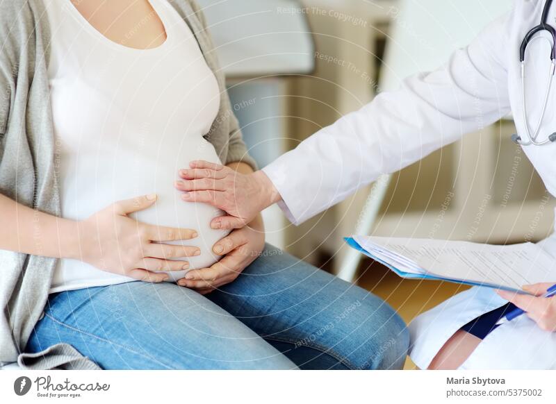 Gynäkologe Arzt akzeptiert von einer schwangeren Frau. Medizinische Versicherung für Schwangere. Hausarzt für Schwangere. Mutterschaftsurlaub. Frauenarzt