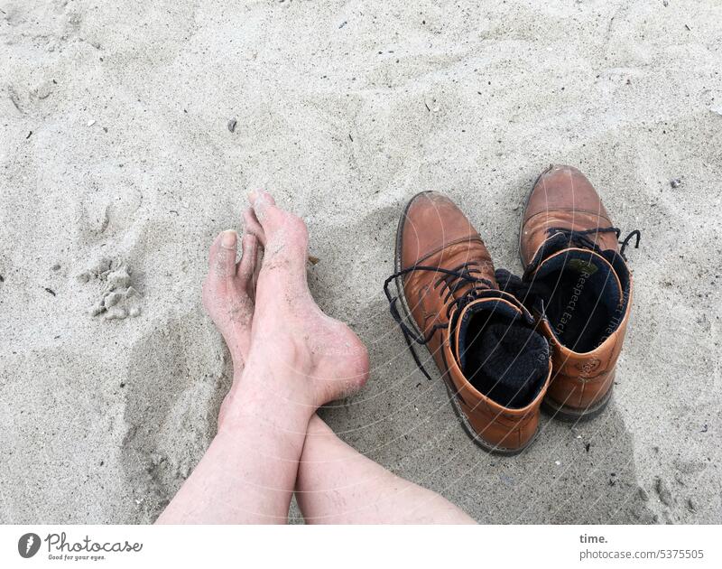 kurzer Strandurlaub Füße Schuhe Sand Küste Natur Landschaft Ferien & Urlaub & Reisen Erholung Ferne Sommer Ostseeküste Freiheit Pause ausruhen erholen