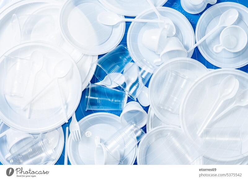 Einwegplastik auf blauem Hintergrund. Geburtstag Flasche Konzept Geschirr Einwegartikel Ökologie leer Umwelt Gabel Müll Glas Menschengruppe industriell