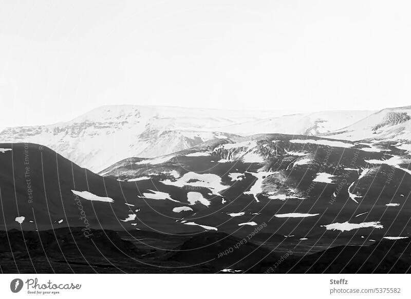 Hügel und Berge im Kraflagebiet auf Island Felsen Schnee isländisch Schneereste Nordisland Felsformation Islandreise Stille sagenhaft Naturformen Vulkansystem