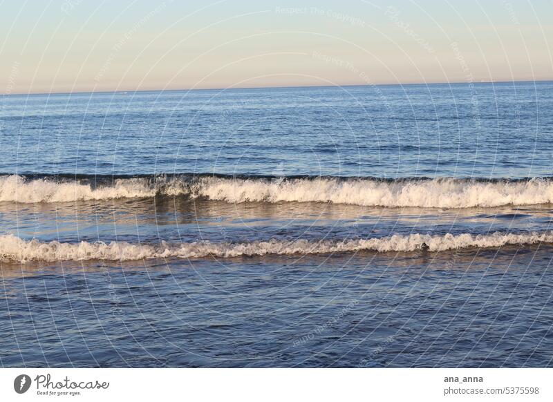 Meeresrauschen Strand Welle Sand Wasser Ozean Sonne Wolken Wellen Wellenschlag blau Wellengang Wellenform Meerwasser Küste Wasseroberfläche Wellenlinie Natur