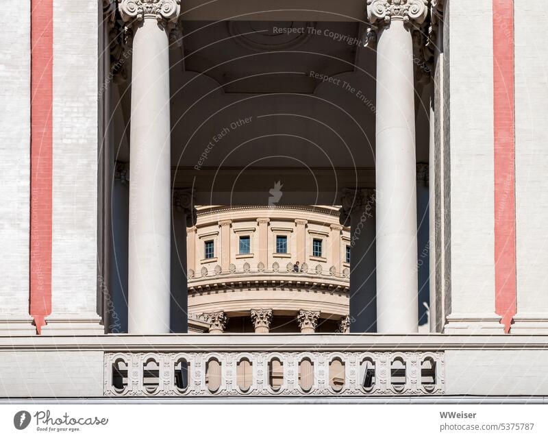 Durch den Balkon des Palastes sieht man den Turm der klassizistischen Kirche im Hintergrund Architektur klassisch symmetrisch Symmetrie Baustil Bauwerk Gebäude