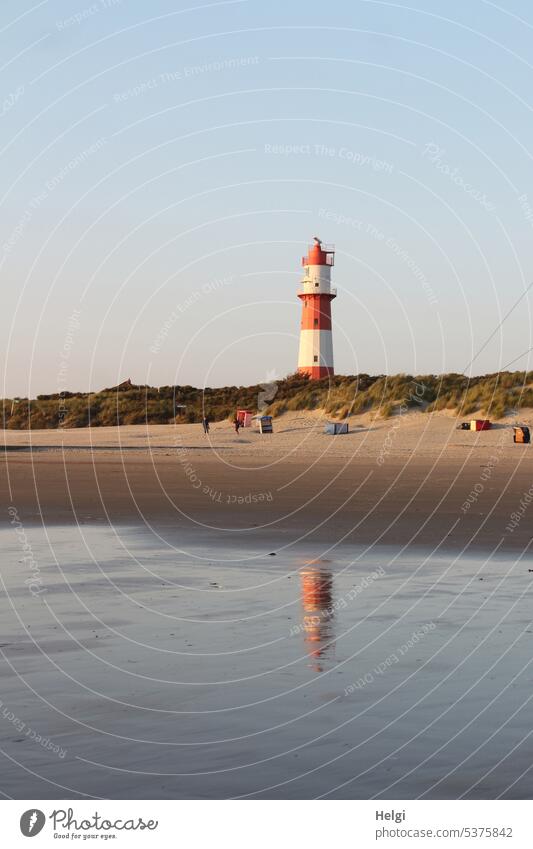 Leuchtturm am Strand von Borkum mit Spiegelung im Wasser, Dünen und Strandzelten Leuchturm Insel Sand Himmel schönes Wetter Sommer Spätsommer