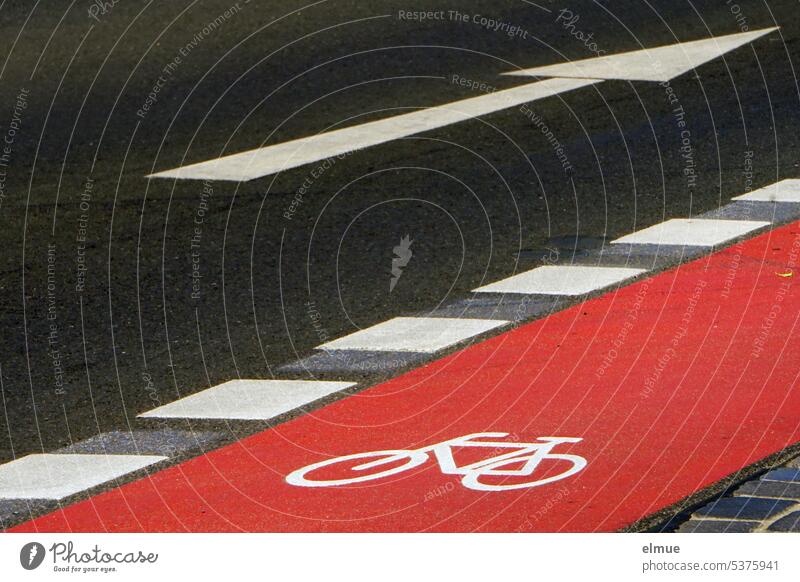 Pfeil als Straßenmarkierung neben einem rot gekennzeichneten Fahrradweg mit Piktogramm / Verkehrssicherheit Rad fahren Radweg Blog Asphalt Straßenverkehr