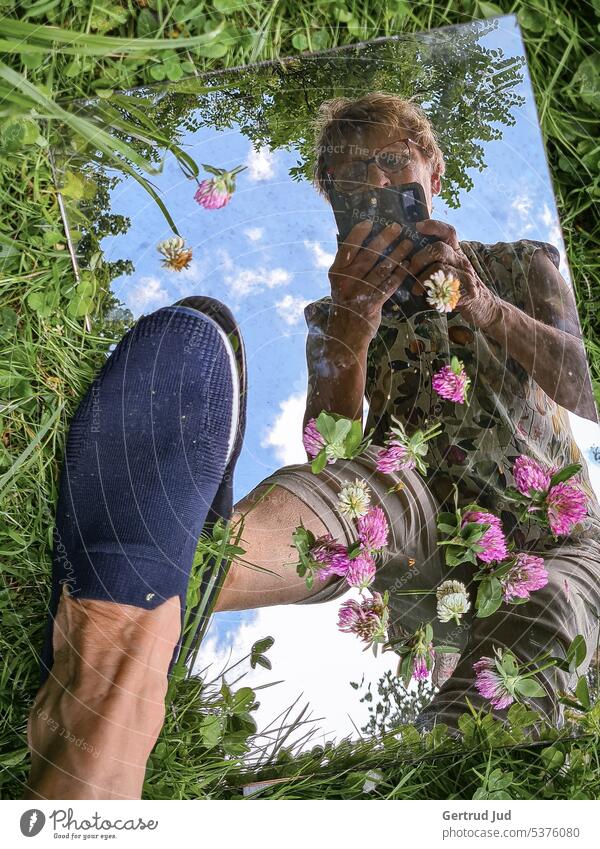 Blick in den Spiegel auf der Wiese Natur natürlich natürliches Licht Wiesenblume Wiesenpflanzen Spiegelung Spiegelbild Porträt Selbstportrait Handy-Kamera