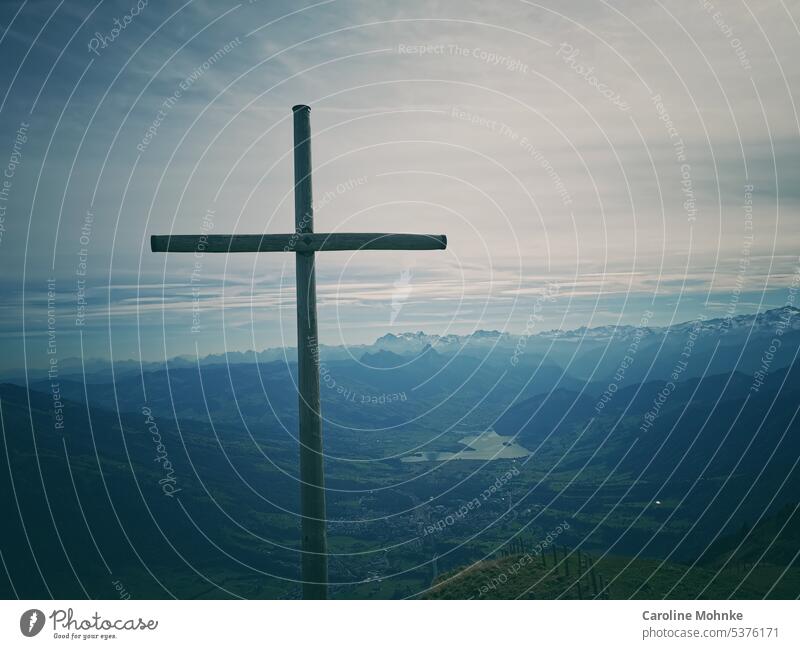Ein Kreuz auf der Rigi, der Königin der Berge, im Hintergrund der Zugersee schweiz Aussicht Natur Landschaft Sonne Urlaub Reise Erholung Ferien freizeit Himmel