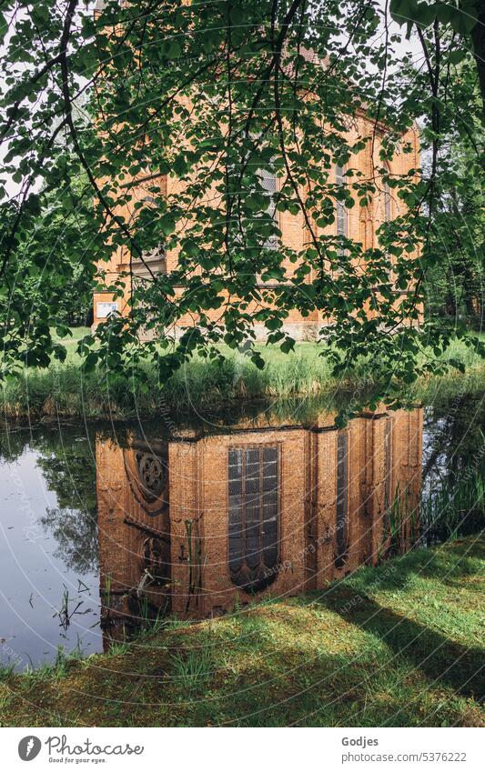 Spiegelung einer Kirche in einem Bach im Park Spiegelung im Wasser St. Helena und Andreas Ludwigslust Reflexion & Spiegelung Natur Außenaufnahme See ruhig