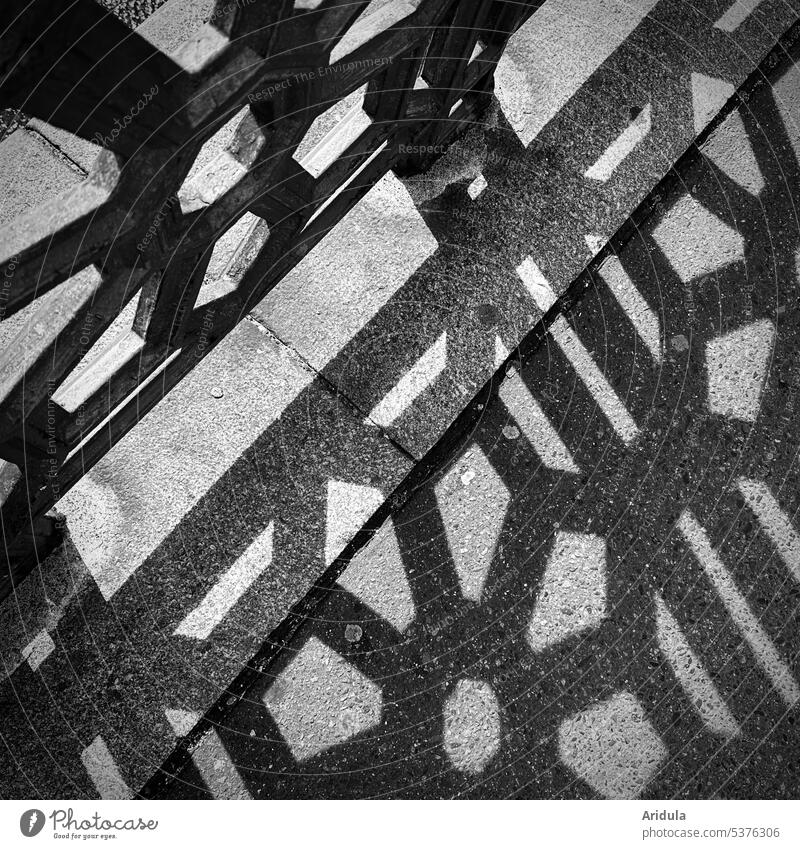 Schattenmuster der Bleichenbrücke Muster Blume Kontrast Licht harter Schatten Brücke Geländer Brückengeländer Außenaufnahme Architektur Stadt Bauwerk