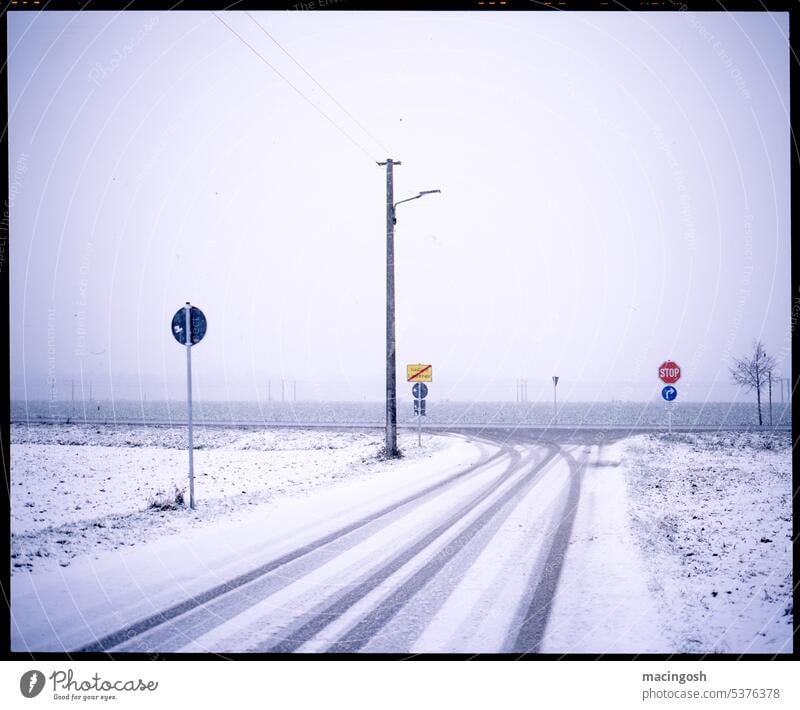 Verschneite Verkehrskreuzung auf dem Land niemand Menschenleer Außenaufnahme Farbfoto analog Analogfoto analoge fotografie Filmfotografie Schnee Winter