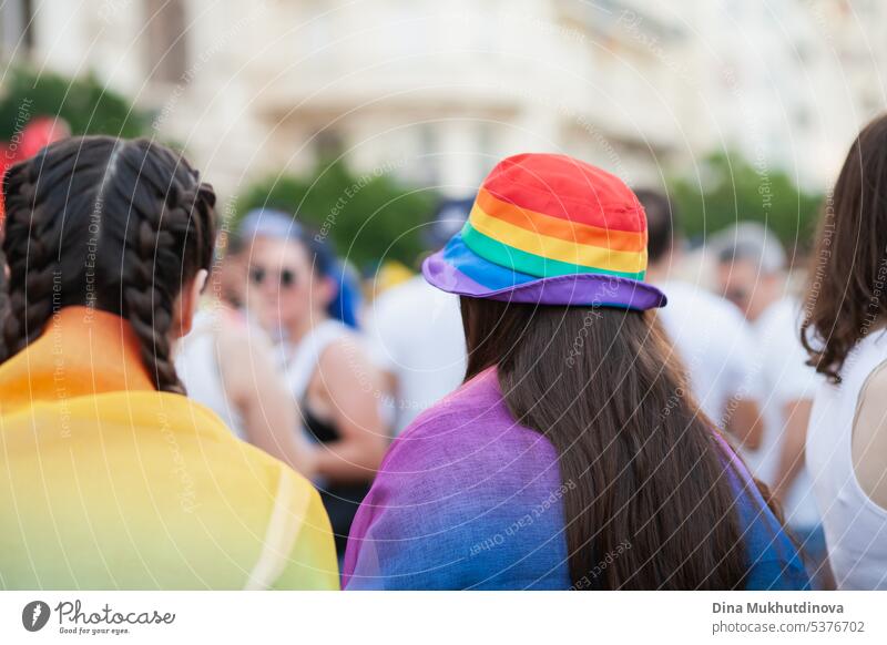 Frau mit Regenbogenhut auf der Pride-Parade. LGBTQ-Symbol in der Kleidung. Rechte farbenfroh Bekleidung graphisch Hut Vektor Verschlussdeckel Vorlage