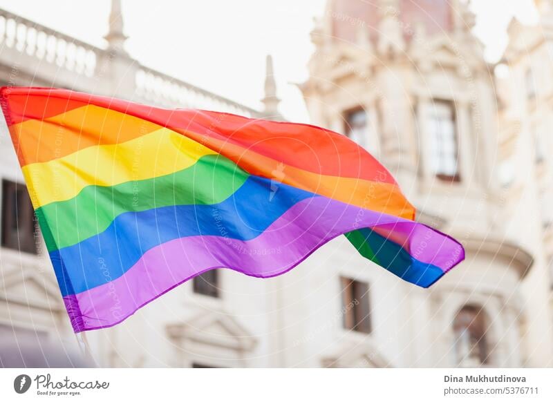 Die Regenbogenflagge oder Stolzflagge ist ein Symbol für LGBT-Stolz und soziale LGBT-Bewegungen in Valencia, Spanien Rechte farbenfroh Bekleidung graphisch