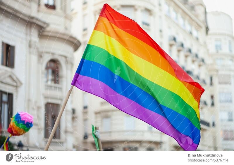 Die Regenbogenflagge oder Stolzflagge ist ein Symbol für LGBT-Stolz und soziale LGBT-Bewegungen in Valencia, Spanien Rechte farbenfroh graphisch Vektor Vorlage