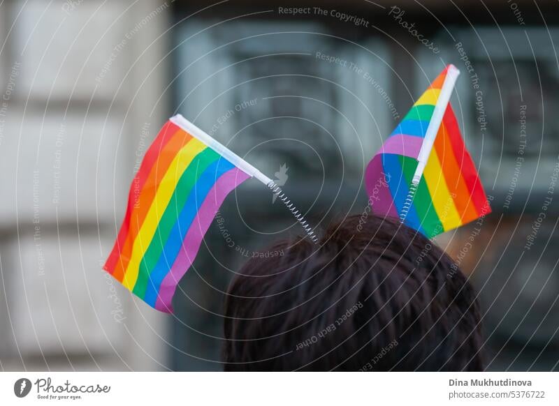 Frau mit Regenbogenflagge auf der Pride-Parade. LGBTQ-Symbol in der Kleidung. Rechte farbenfroh Bekleidung graphisch Hut Vektor Verschlussdeckel Vorlage