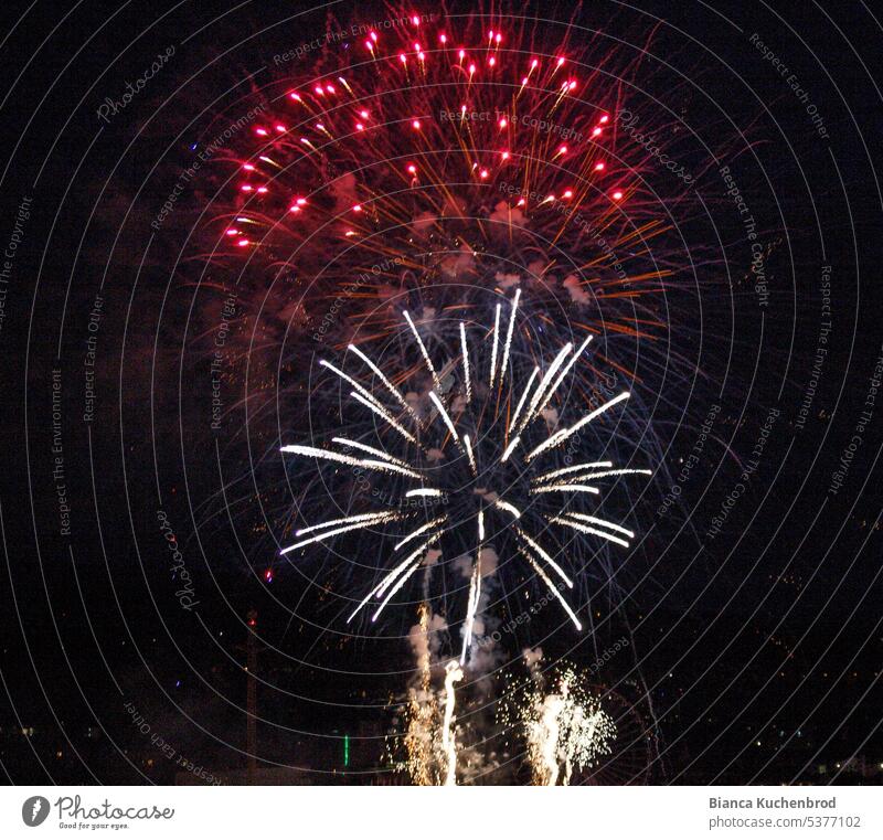Feuerwerksbouquet bei Nacht beim Kiliani Volksfest mit roten und weißen Funken feuerwerk bei nacht Nachtaufnahme Nachtfotografie Rakete Feuerwerkskörper