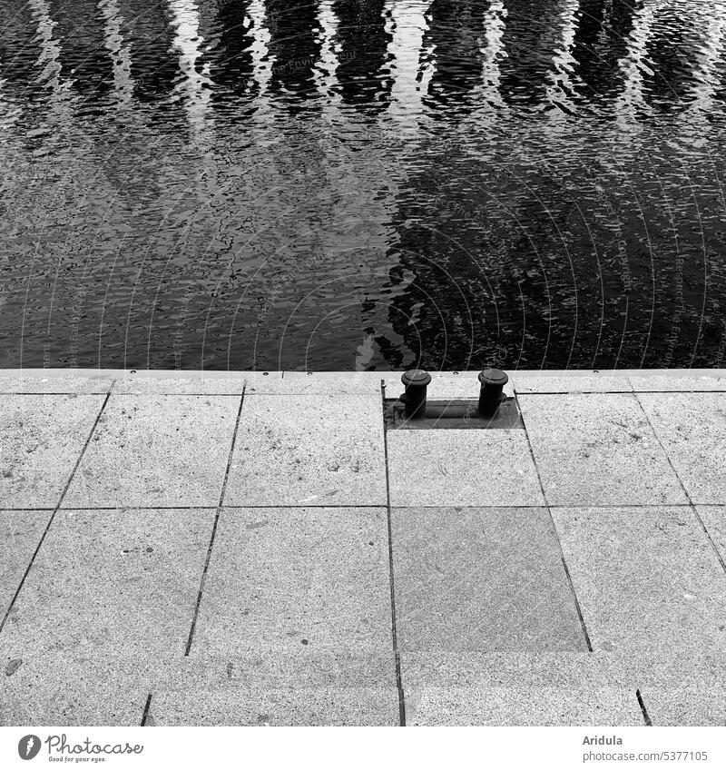Zwei kleine Poller am Jungfernstieg s/w Ufer Wasser kleine Alster Spiegelung Wellen Steinplatten Stufen Hamburg festmachen Hafenstadt Menschenleer