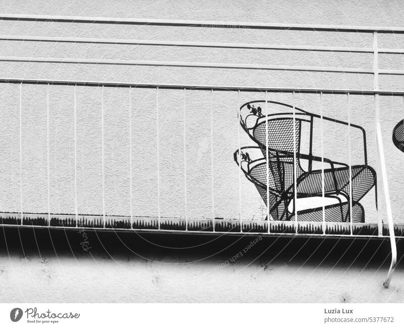 von unten gesehen: Balkon in der Stadt, bw Stuhl Stühle urban Sommer Sommerzeit Linien gerade leer Sitzgelegenheit Aussicht gestapelt