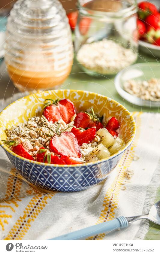 Gesunde Frühstücksschüssel mit Erdbeeren und Haferflocken, Vorderansicht Gesundheit Schalen & Schüsseln erdbeeren Müsli Gesunde Ernährung Mahlzeit Joghurt