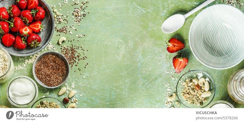 Gesundes Frühstück Hintergrund mit Haferflocken, Erdbeeren, Joghurt, Leinsamen und Nüssen, Ansicht von oben. Banner Gesundheit erdbeeren Muttern Draufsicht