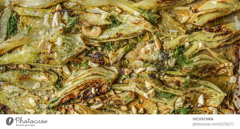 Köstlicher gerösteter Fenchel mit Nüssen und Kräutern, Ansicht von oben lecker gebraten Hintergrund Muttern Küchenkräuter Draufsicht Gemüse selbstgemacht