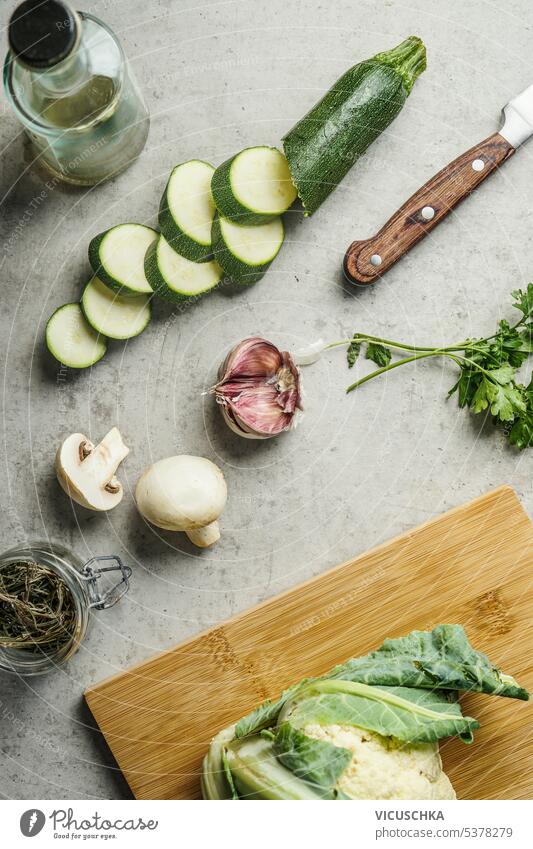 Geschnittene Zucchini und andere Gemüse Zutaten auf dem Küchentisch, Draufsicht. Gesundes Kochen und Essen Konzept aufgeschnitten Schreibtisch gesundes Kochen