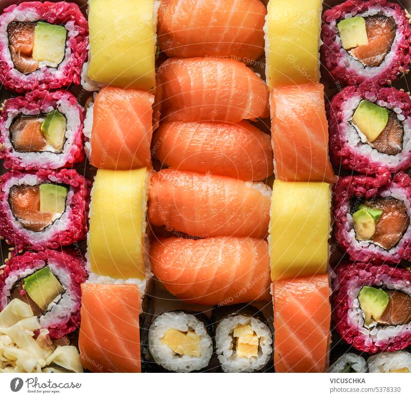 Sushi-Set im Hintergrund mit verschiedenen Nigiri, Maki und Sushi-Rollen. Ansicht von oben Kulisse maki Draufsicht Japanisches Essen Asiatische Küche Gesundheit