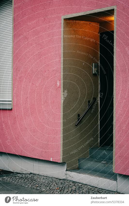 Hauseingang, rosa Fassade, Treppe und Jalousie Eingang Handlauf gelb trist verlassen öde einsam normal Normalität Wand Gebäude Stadt städtisch urban Wohnen