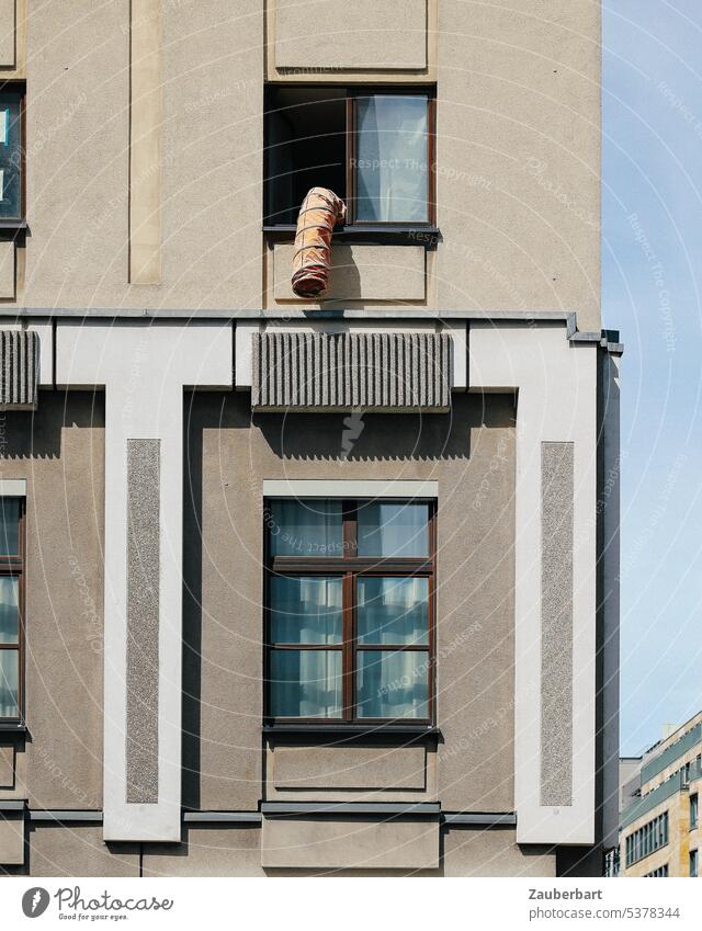 Schlauch ragt wie ein Rüssel aus dem Fenster, postmoderne Fassade Penis Baustelle Klimaanlage Lüftung Entlüftung Entsorgung hängen Belüftung Assoziation lustig