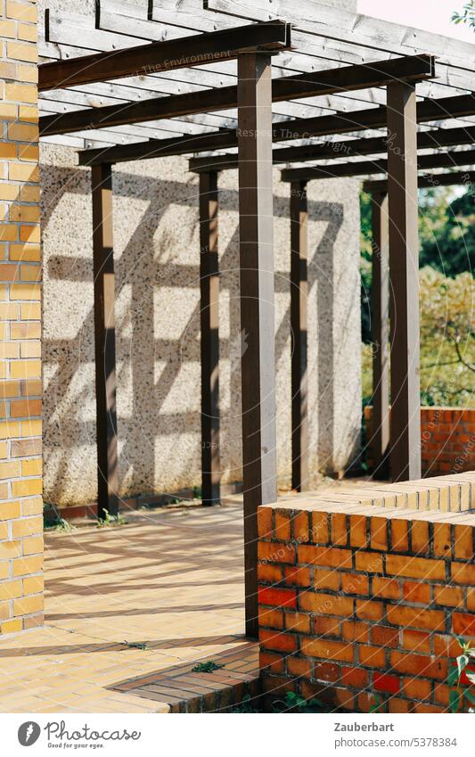 Pergola aus Holz mit Schatten Licht Sonne Gang Pfeiler Säulengang Muster Linien Strukturen & Formen Sonnenlicht Kontrast abstrakt Schattenspiel