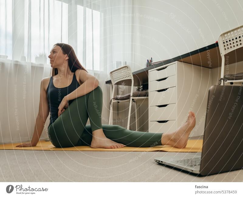 Yoga zu Hause Online-Yoga Frau strecken heimwärts Fitness Übung Yoga online Yoga-Unterricht Klasse Gesundheit Unterlage Körper Pflege eine Person jung